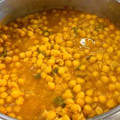 Ciecierzyca w sosie curry, bogata w kwas foliowy. Idealna do zdrowego posiłku.