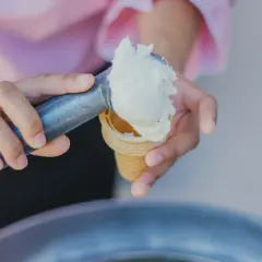 Nakładanie lodów do wafelka. Może to być ulga na ból gardła, gdy jest zimno i słodko.