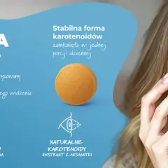 Uśmiechnięta kobieta trzyma suplement diety z luteiną i zeaksantyną, wspierający zdrowie oczu. Naturalny wybór dla komfortu wzroku.