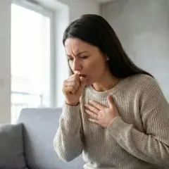 Kobieta z bólem w klatce piersiowej, kaszląca. Zastanawia się, jak długo kaszel mokry ile trwa.