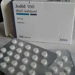 Opakowanie leku jodid 100 (Kalii iodidum) zawiera 100 tabletek po 100 µg. Jodek potasu na co? Na problemy z tarczycą.