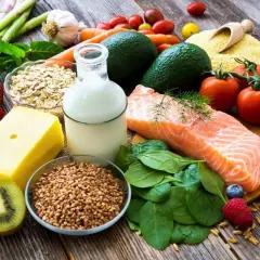 Zdrowe produkty: łosoś, szpinak, awokado, kiwi, jagody, maliny, pomidory, marchew, szparagi, czosnek, płatki owsiane, gryka, ser, mleko, oliwa. W czym jest magnez? W wielu z tych składników!