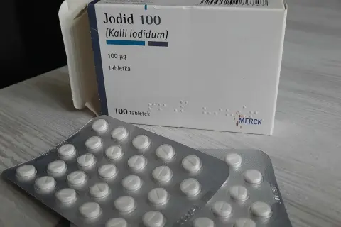 Opakowanie leku jodid 100 (Kalii iodidum) zawiera 100 tabletek po 100 µg. Jodek potasu na co? Na problemy z tarczycą.