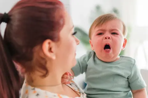 Płaczące dziecko, mama martwi się, czy to RSV? Co to jest?