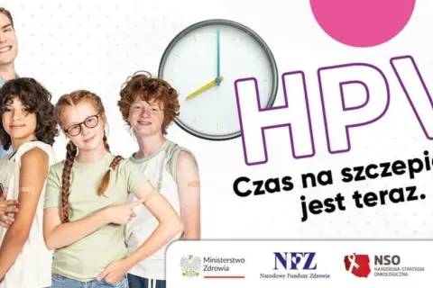 Grupa młodych ludzi z plastrami po szczepieniu. Hasło "Czas na szczepienie HPV jest teraz" zachęca do profilaktyki.