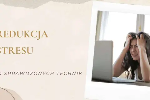 Młoda kobieta z przeciążonym układem nerwowym, trzymająca się za głowę przed laptopem. Tekst "Redukcja stresu".