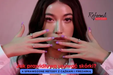 Kobieta z pięknymi paznokciami pokazuje, jak usunąć skórki wokół paznokci, prezentując 4 metody z cążkami i frezarką.