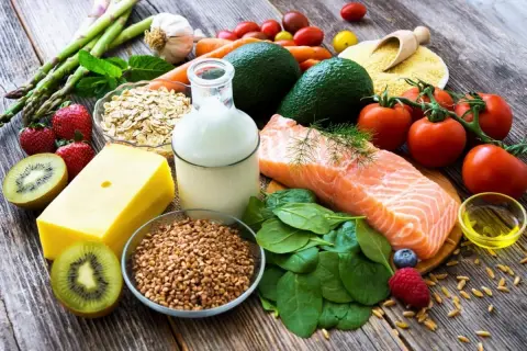 Zdrowe produkty: łosoś, szpinak, awokado, kiwi, jagody, maliny, pomidory, marchew, szparagi, czosnek, płatki owsiane, gryka, ser, mleko, oliwa. W czym jest magnez? W wielu z tych składników!