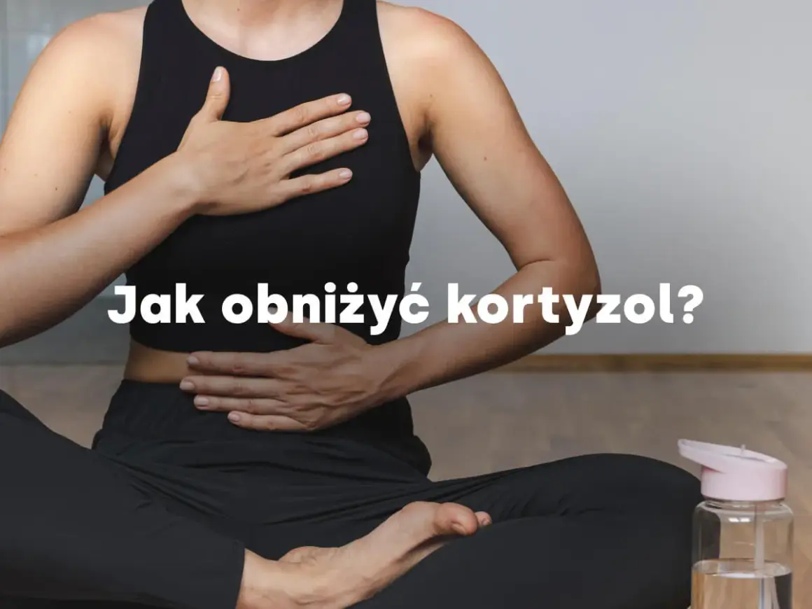 Kobieta w pozycji medytacyjnej, z dłońmi na brzuchu i klatce piersiowej, pokazuje jak obniżyć kortyzol.